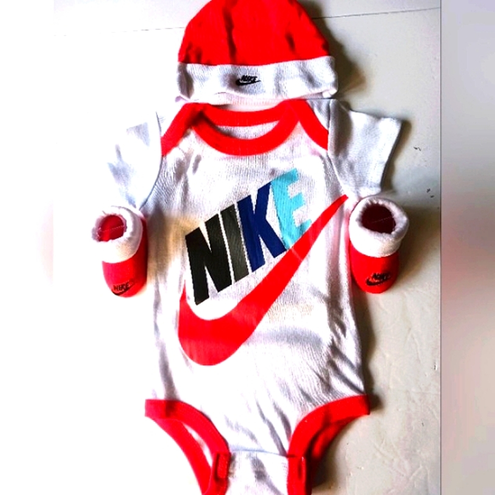 NIKE Unisex 3 Piece Set Multi-Color Size 0/6 Months